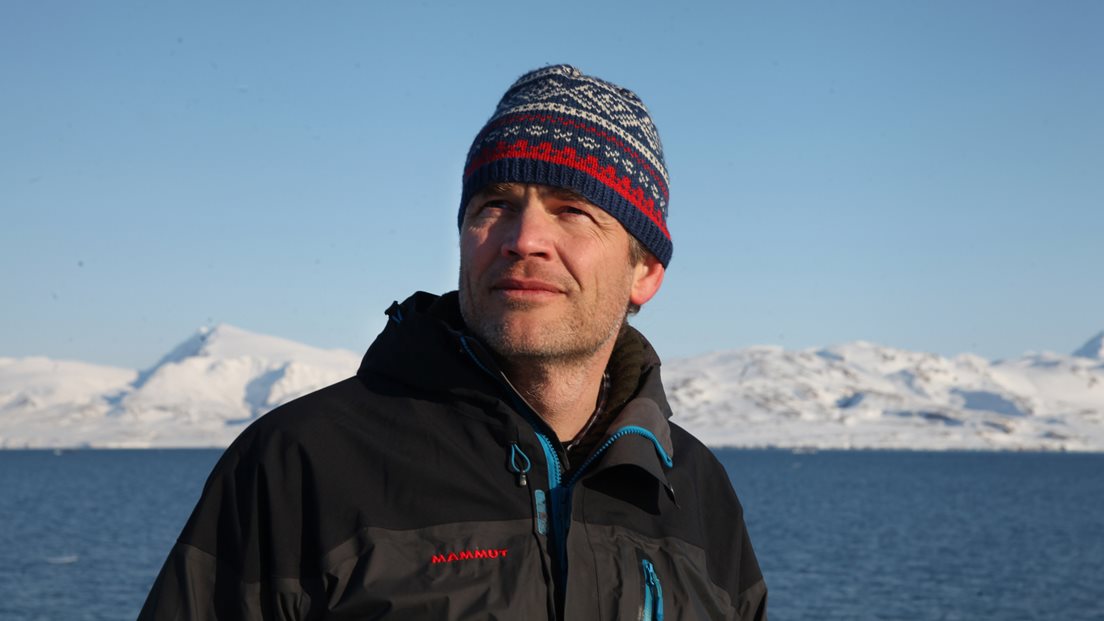 Portettfoto av Halfdan Pascal Kierulf. Landskap i Ny-Ålesund i bakgrunnen. Foto: Bjørn-Owe Holmberg