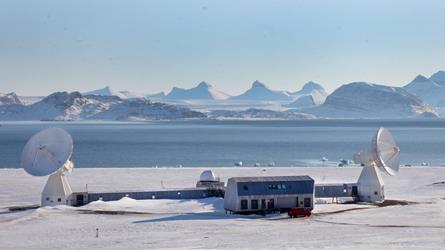Det geodetiske jordobservatoriet i Ny-Ålesund på Svalbard. Foto: Bjørn-Owe Holmberg
