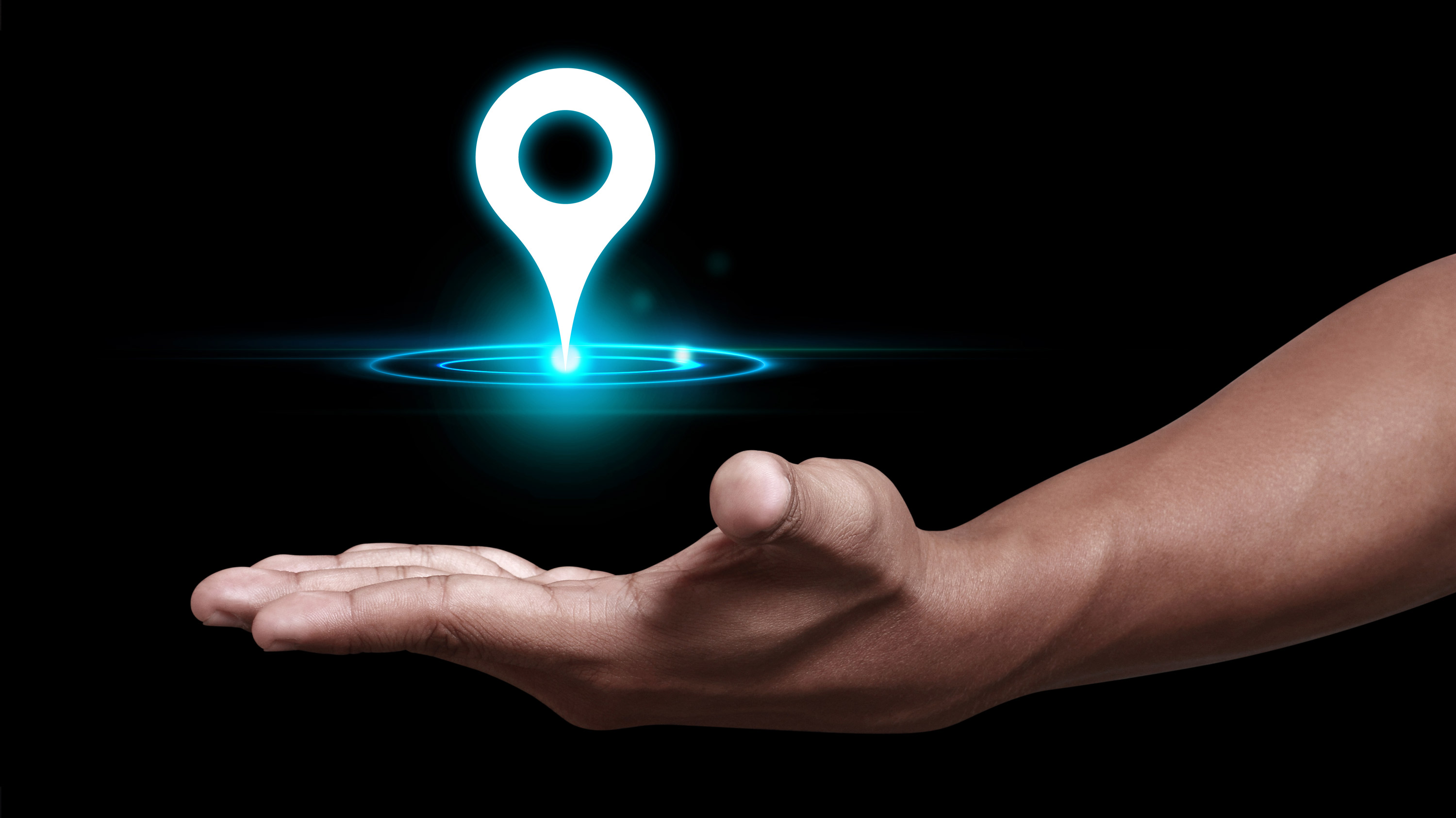  GPS og navigasjonspinne over en h&aring;nd. Foto: Adobe Stock