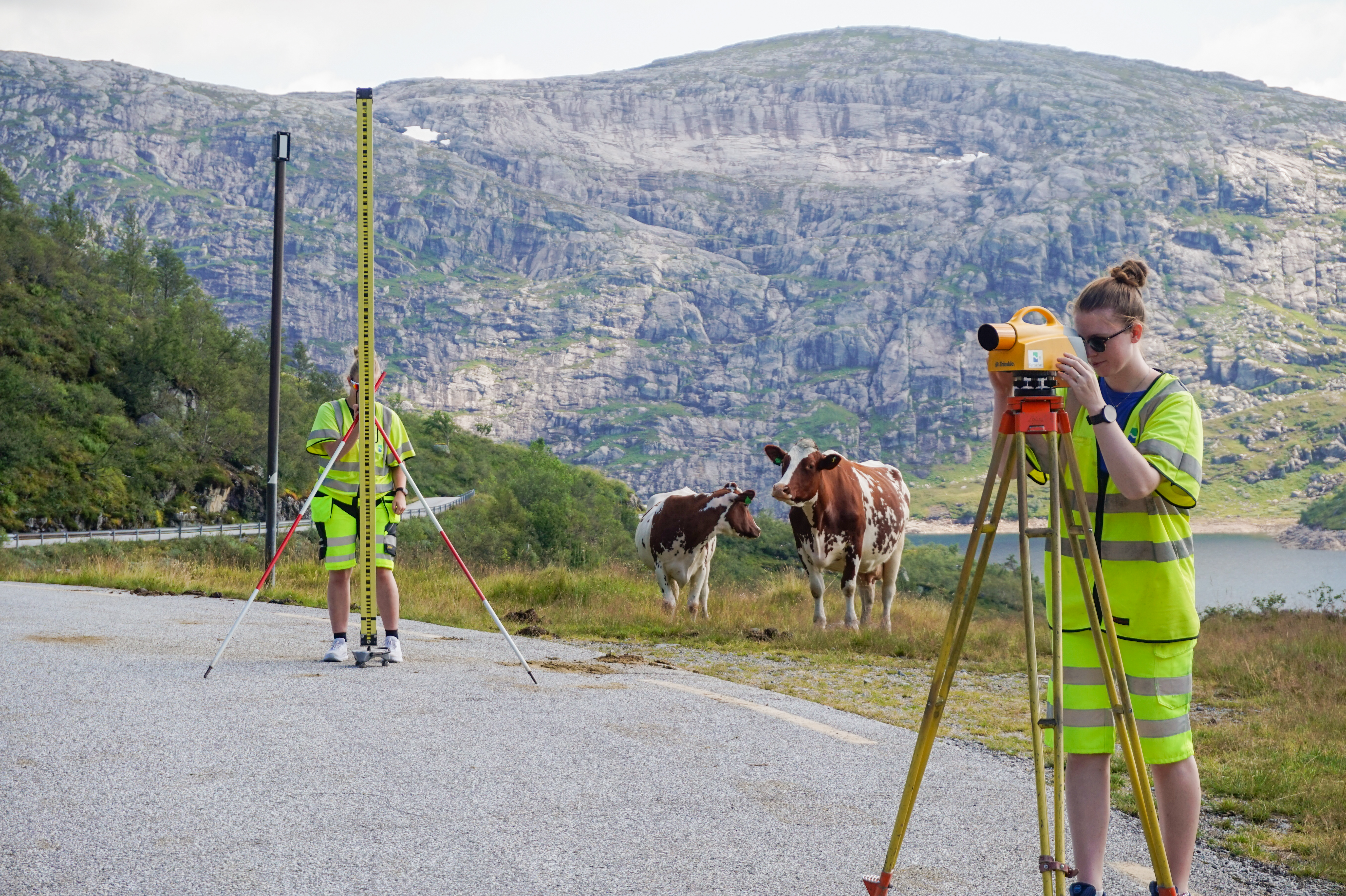 En ung person med m&aring;leutstyr p&aring; stativ. Foto: Kartverket