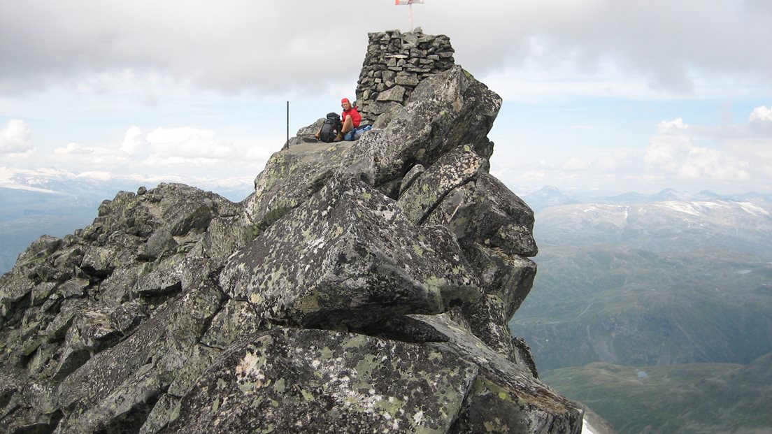 Varden på Store Dyrhaugstind med fjellklatrar framfor.