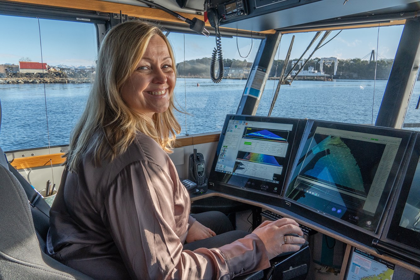 SJØMÅLER: Om bord på Kartverkets målebåt MB «Anda», fikk kommunal- og distriktsminister Kjersti Stenseng se hvordan våre hydrografer kartlegger havbunnen. Foto: Louise Larsen/Kartverket