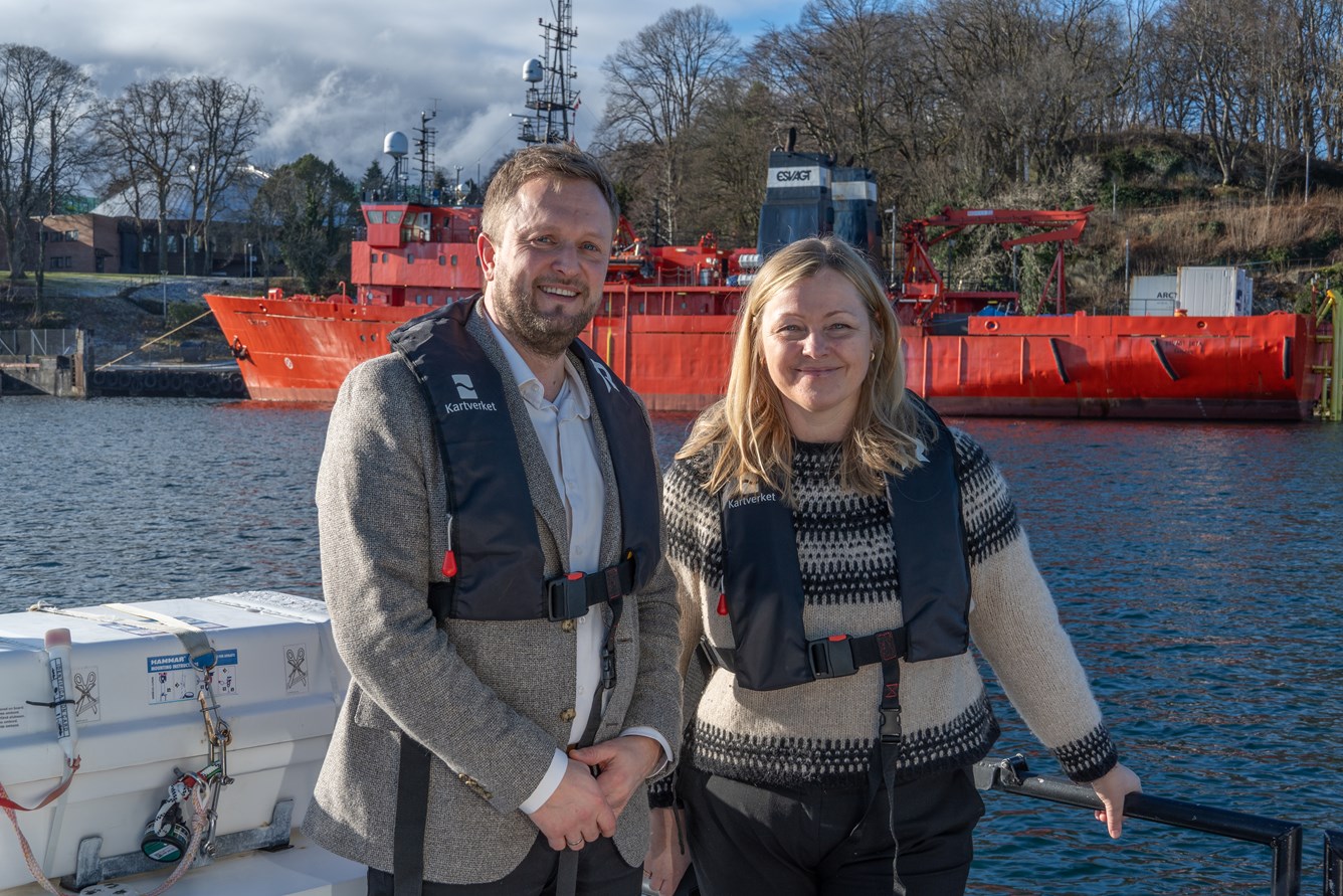 Fungerende divisjonsdirektør i Kartverkets sjødivisjon Gudmund Jønsson og kommunal- og distriktsminister Kjersti Stenseng diskuterte viktigheten av kart og kartdata langs Norske-Kysten. Foto: Louise Larsen/Kartverket.