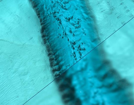 Terrengmodell av havbotn i Breisunddjupet samanliknar oppløysing/punkttettleik i djupnedata på 50x50 vs. 5x5. Kjelde: Kartverket