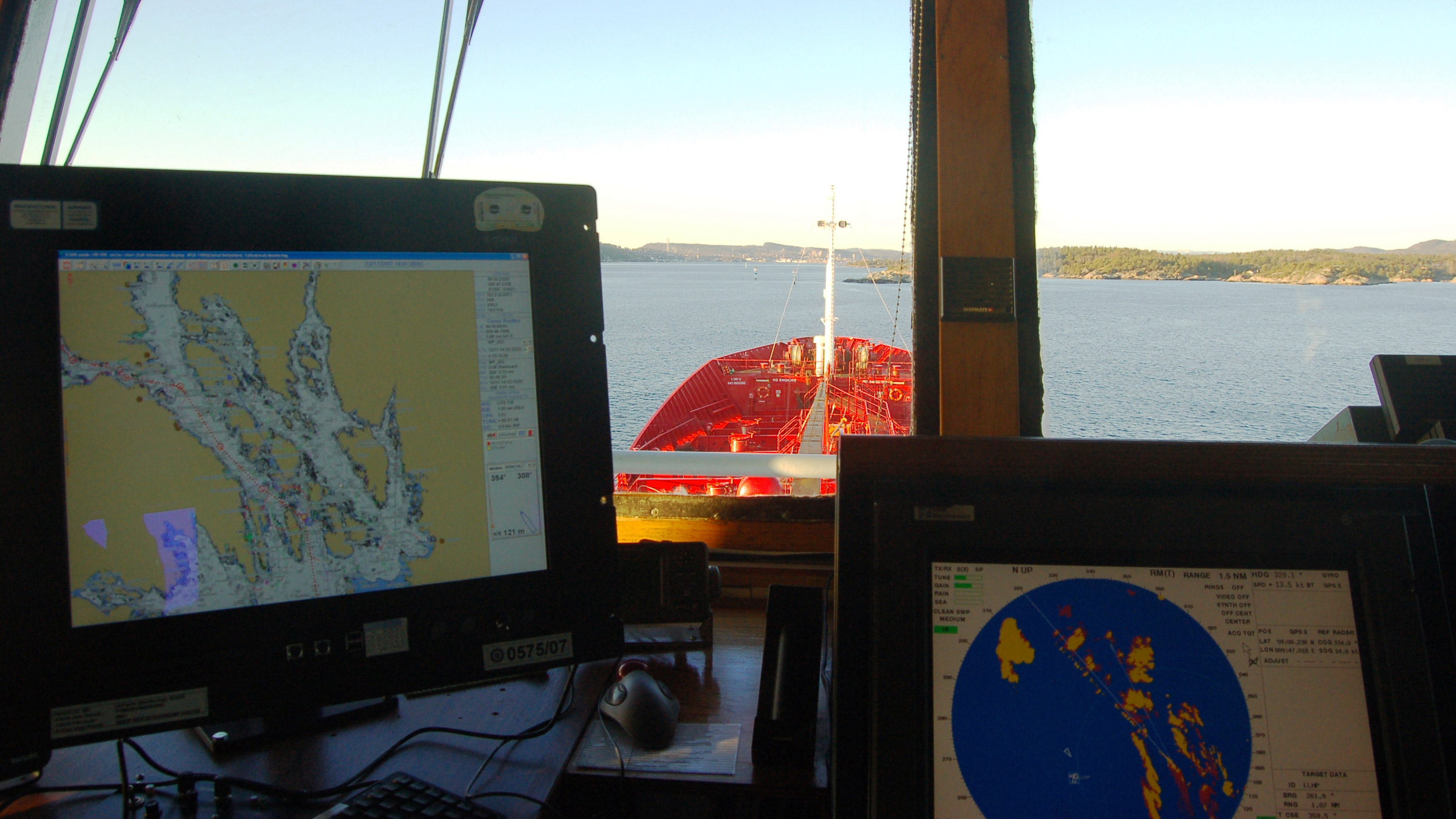 ENC vist i en ECDIS på brua om bord på et lasteskip. Foto.