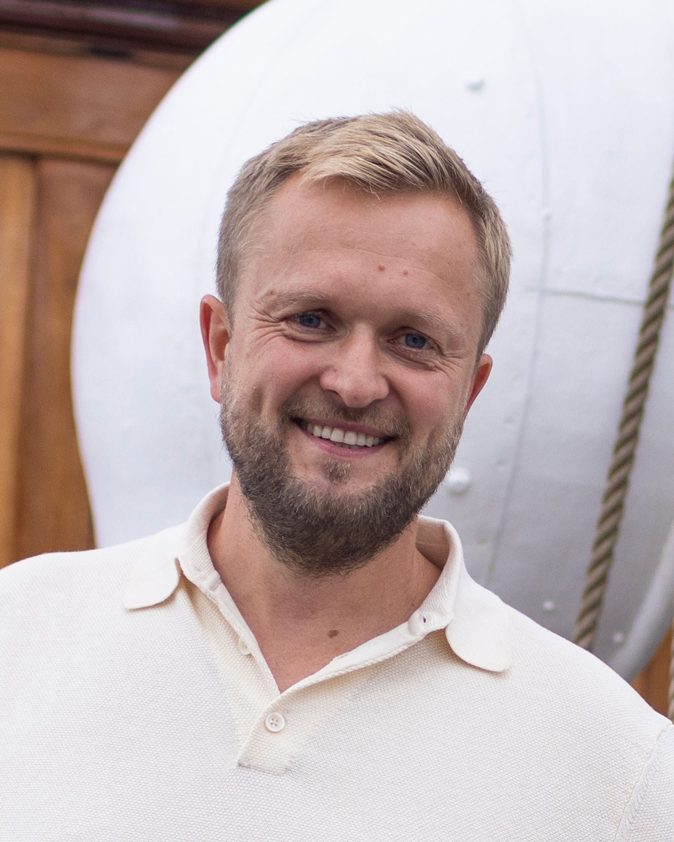 Avdelingsdirekt&oslash;r Gudmund J&oslash;nsson i maritime omgivelser p&aring; dekke om bord ei seilskute. Foto: Iver Daaland &Aring;se, Kartverket