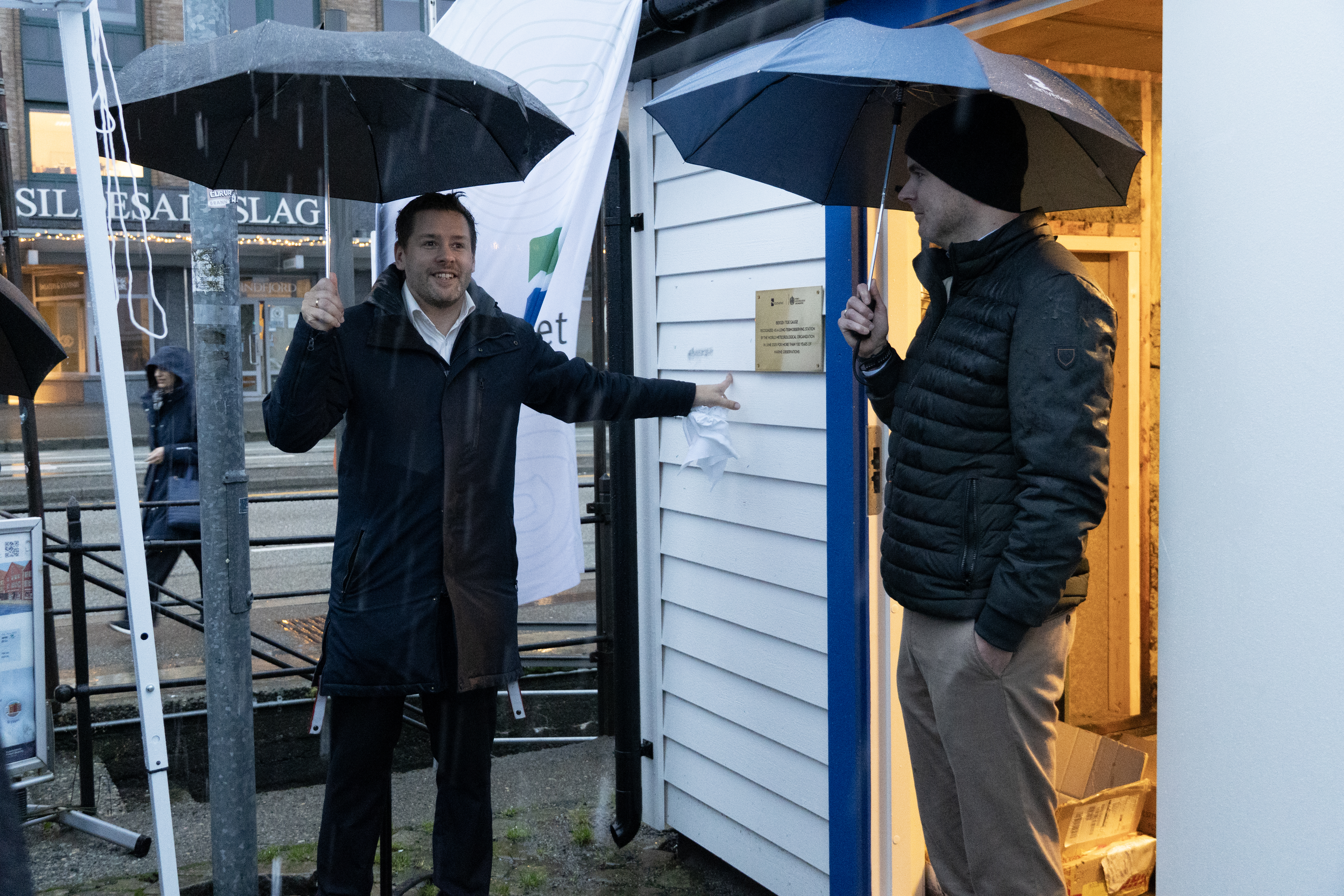 To menn holder hver sin paraply