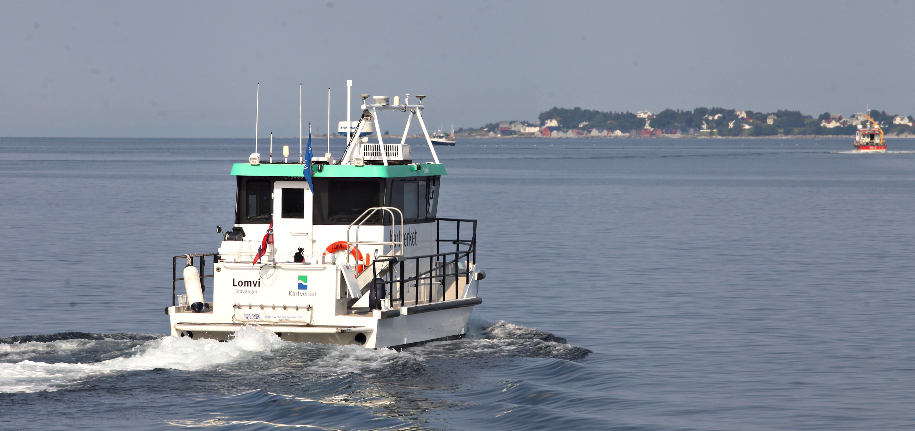 Kartverkets arbeidsbåt MB Lomvi seiler utenfor Ålesund. Foto.