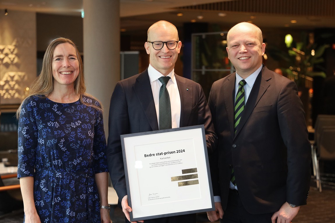 Utdeling av Bedre stat-prisen 2024. Fra venstre: Direktør for DFØ, Hilde Singsaas, kartverkssjef Johnny Welle fra Kartverket og finansminister Trygve Slagsvold Vedum.