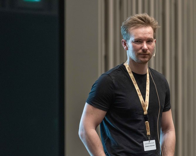 Mannlig kartverksansatt Henrik Gulliksen Schüller demonstrerer taktile kart