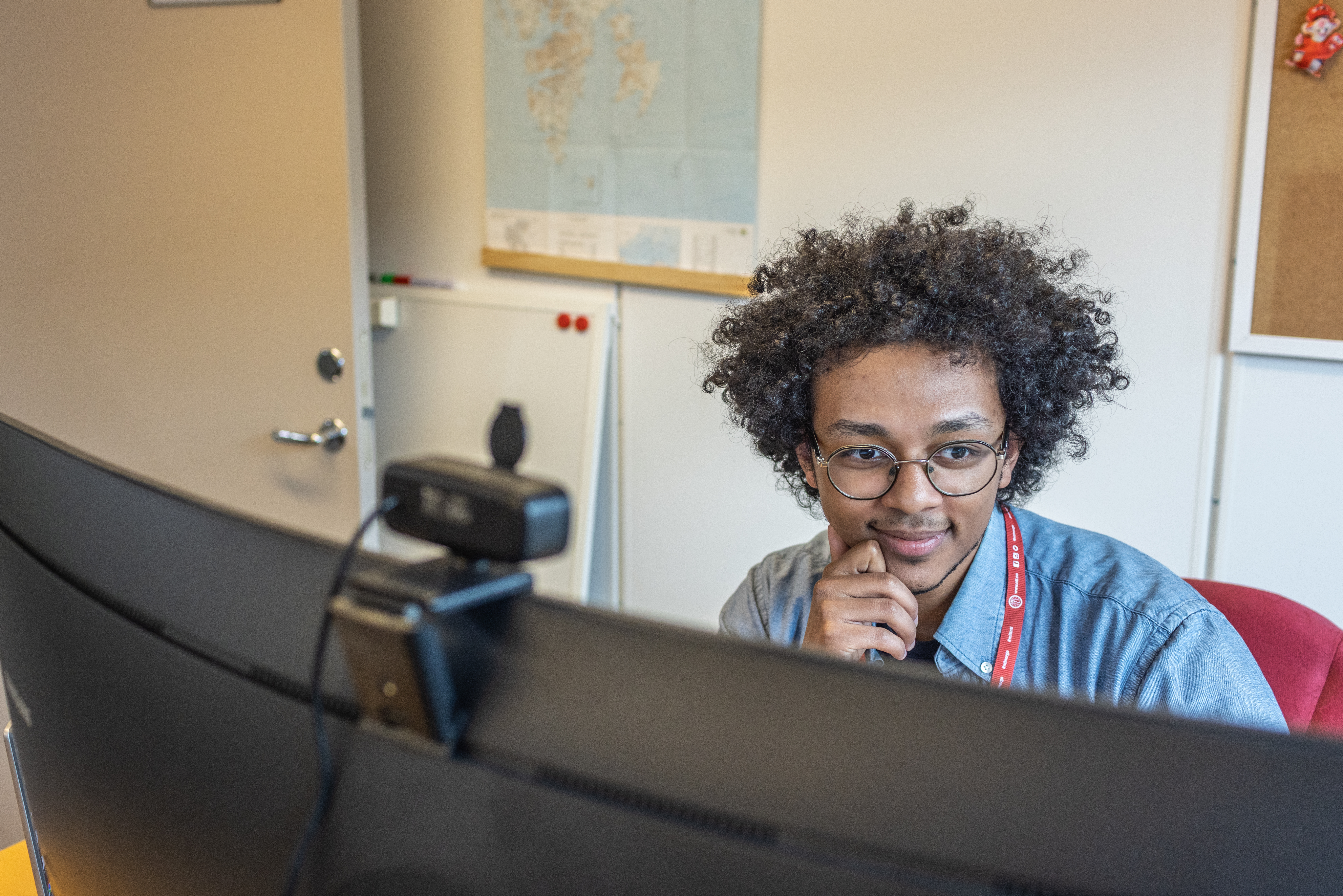 Ung mannlig ingeniør foran PC-skjerm