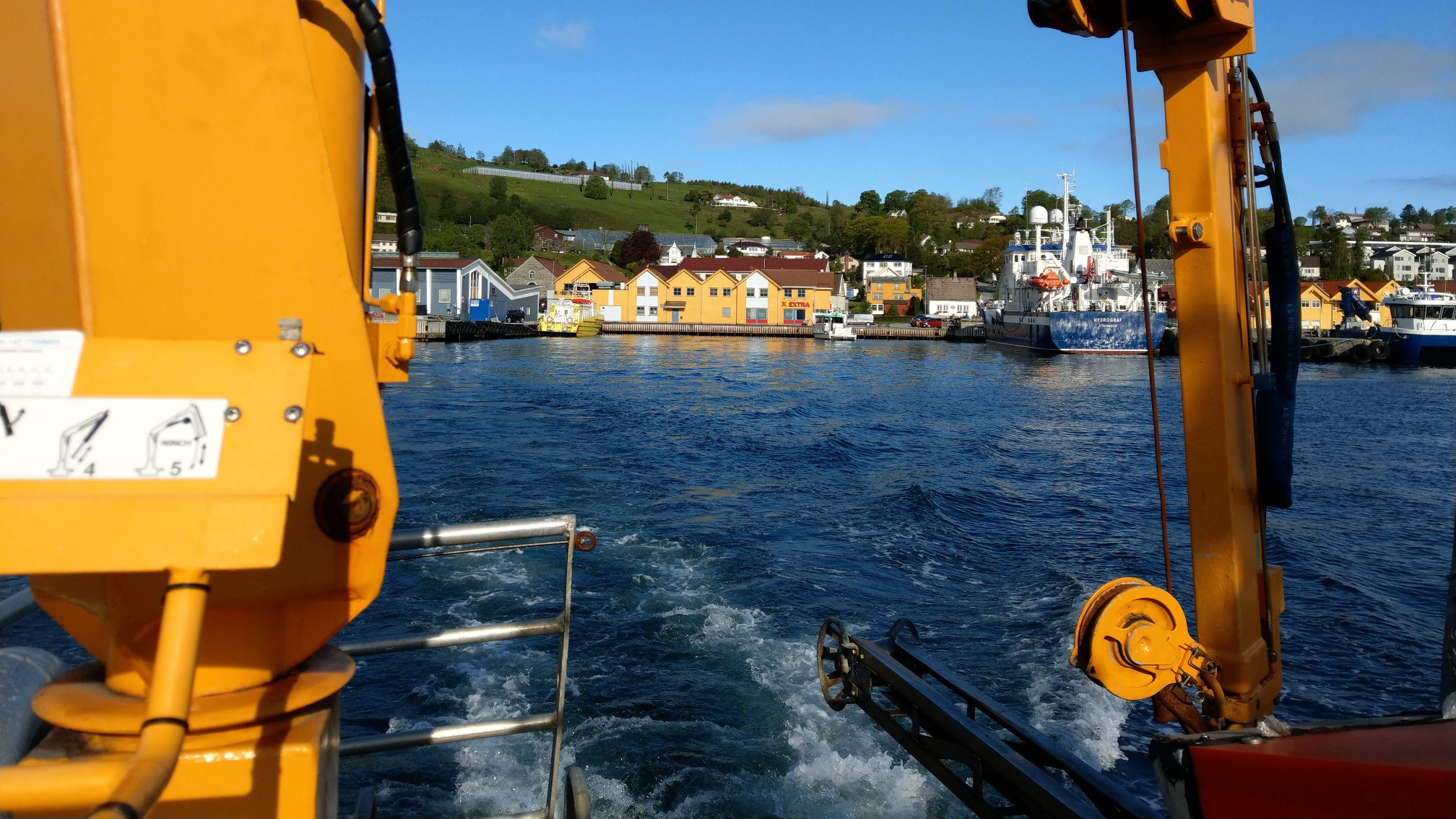 Utsikt fra forskningsfartøy med område fra Stavanger i bakgrunn. Foto: Stepan Boitsov / Havforskningsinstituttet