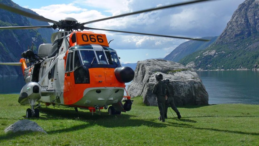 Mannskap går mot Seaking-helikopter plassert i Lysefjorden i Rogaland.